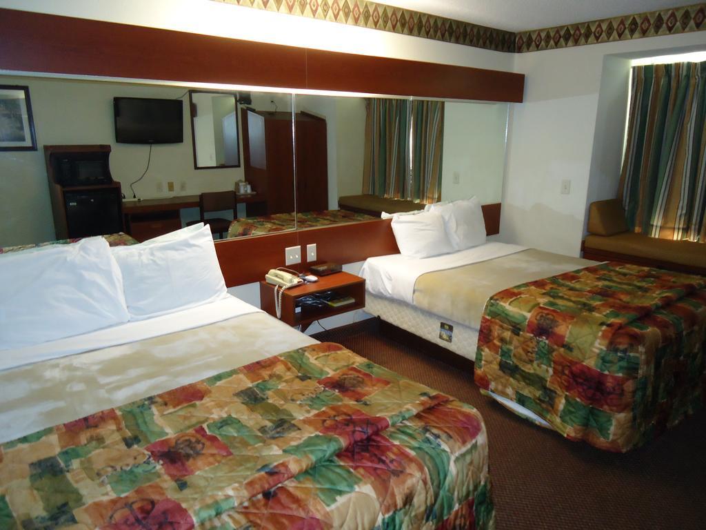 Americas Best Value Inn & Suites Brunswick Room photo